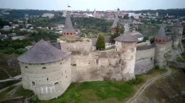Hava aracı, İHA 'nın üst görüntüsü. Kale, Ukrayna 'nın tarihi Kamianets-Podilskyi kentindeki pitoresk doğa arasında yer alıyor. Eski kale. Taş kale. Ortaçağ kalesi
