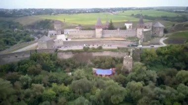 Hava aracı, İHA 'nın üst görüntüsü. Kale, Ukrayna 'nın tarihi Kamianets-Podilskyi kentindeki pitoresk doğa arasında yer alıyor. Eski kale. Taş kale. Ortaçağ kalesi