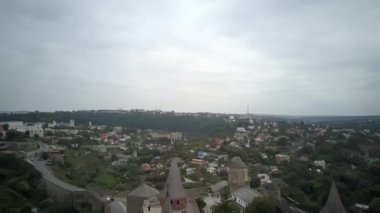 Hava aracı, İHA 'nın üst görüntüsü. Kale, Ukrayna 'nın tarihi Kamianets-Podilskyi kentindeki pitoresk doğa arasında yer alıyor. Eski kale. Taş kale. Ortaçağ kalesi