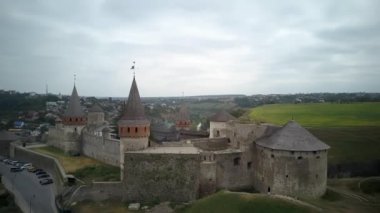 Hava aracı, İHA 'nın üst görüntüsü. Kale, Ukrayna 'nın tarihi Kamianets-Podilskyi kentindeki pitoresk doğa arasında yer alıyor. Eski kale. Taş kale. Ortaçağ kalesi