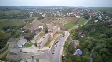 Hava aracı, İHA 'nın üst görüntüsü. Kale, Ukrayna 'nın tarihi Kamianets-Podilskyi kentindeki pitoresk doğa arasında yer alıyor. Eski kale. Taş kale. Ortaçağ kalesi