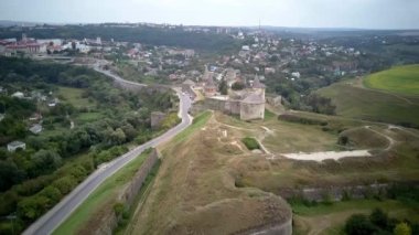 Hava aracı, İHA 'nın üst görüntüsü. Kale, Ukrayna 'nın tarihi Kamianets-Podilskyi kentindeki pitoresk doğa arasında yer alıyor. Eski kale. Taş kale. Ortaçağ kalesi