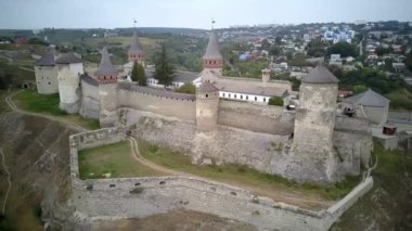 Hava aracı, İHA 'nın üst görüntüsü. Kale, Ukrayna 'nın tarihi Kamianets-Podilskyi kentindeki pitoresk doğa arasında yer alıyor. Eski kale. Taş kale. Ortaçağ kalesi