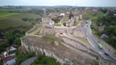 Hava aracı, İHA 'nın üst görüntüsü. Kale, Ukrayna 'nın tarihi Kamianets-Podilskyi kentindeki pitoresk doğa arasında yer alıyor. Eski kale. Taş kale. Ortaçağ kalesi