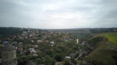 Hava aracı, İHA 'nın üst görüntüsü. Kale, Ukrayna 'nın tarihi Kamianets-Podilskyi kentindeki pitoresk doğa arasında yer alıyor. Eski kale. Taş kale. Ortaçağ kalesi