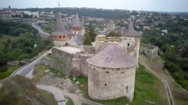 Hava aracı, İHA 'nın üst görüntüsü. Kale, Ukrayna 'nın tarihi Kamianets-Podilskyi kentindeki pitoresk doğa arasında yer alıyor. Eski kale. Taş kale. Ortaçağ kalesi
