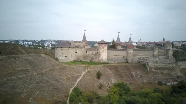 从无人机俯瞰 这座城堡坐落在历史名城Kamianets Podilskyi的风景如画的自然之中 老堡垒 石头城堡中世纪城堡 — 图库视频影像