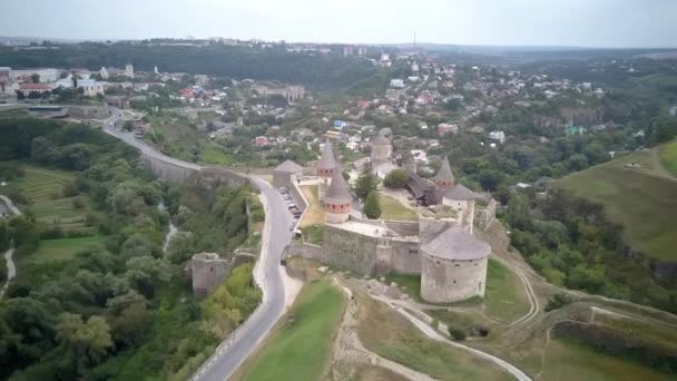ドローンからのトップビュー 要塞は ウクライナのカミネッツ ポディルスキーの歴史的な街の絵のような自然の中に位置しています 古い要塞だ 石の城 中世の城 — ストック動画