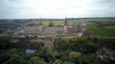 Hava aracı, İHA 'nın üst görüntüsü. Kale, Ukrayna 'nın tarihi Kamianets-Podilskyi kentindeki pitoresk doğa arasında yer alıyor. Eski kale. Taş kale. Ortaçağ kalesi
