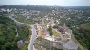 Hava aracı, İHA 'nın üst görüntüsü. Kale, Ukrayna 'nın tarihi Kamianets-Podilskyi kentindeki pitoresk doğa arasında yer alıyor. Eski kale. Taş kale. Ortaçağ kalesi