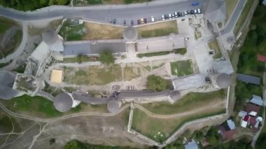 Hava aracı, İHA 'nın üst görüntüsü. Kale, Ukrayna 'nın tarihi Kamianets-Podilskyi kentindeki pitoresk doğa arasında yer alıyor. Eski kale. Taş kale. Ortaçağ kalesi