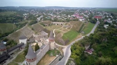 Hava aracı, İHA 'nın üst görüntüsü. Kale, Ukrayna 'nın tarihi Kamianets-Podilskyi kentindeki pitoresk doğa arasında yer alıyor. Eski kale. Taş kale. Ortaçağ kalesi