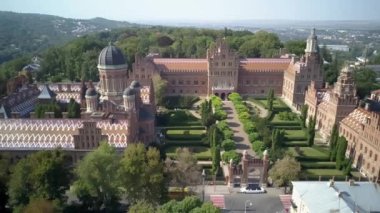 En eski üniversitelerden biri. Chernivtsi 'deki Bukovinian ve Dalmaçyalı Metropolitanların evi. Üç Aziz 'in İlahiyat Kilisesi. Seminer binası. 