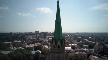 Chernivtsi 'deki güneşli hava manzarası - eski batı Ukrayna şehri. Şehir merkezinin havadan görünüşü, kırmızı çatıları, caddeleri ve yolu olan pitoresk evlerle çevrili..
