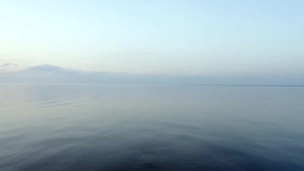 巨大的蓝湖背景 中等的海浪直视下方 夏日晴空万里 碧绿的草原间的一个大蓝湖 空中无人机拍下了美丽的天空 夕阳西下 清澈如水 — 图库视频影像