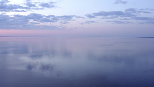 Büyük Gölün Sakin Sularında Küçük Dalgalar Berrak Gökyüzünde Parlak Sarı — Stok video