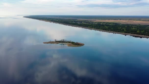 Aerial Cloudy Day Fly Big Beautiful Lake Little Picturesque Town — Vídeo de Stock