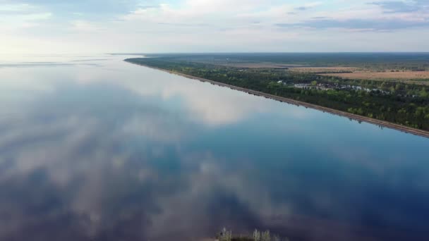 Epic Top Vista Aérea Big Lake Com Água Azul Clara — Vídeo de Stock
