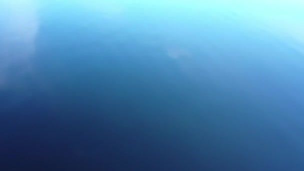 Epic Top Vista Aérea Big Lake Con Agua Azul Claro — Vídeos de Stock