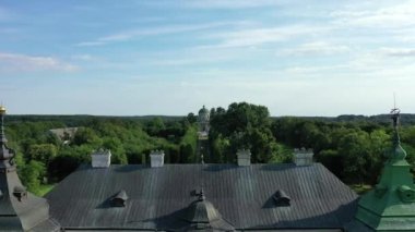 Eski Podgortsy Kalesi, Ukrayna. Kalenin yukarıdan görünüşü, İHA 'nın hava görüntüsü. Podgoretsky Kalesi. Ufukta eski bir kilise var. Bir tepedeki ortaçağ ormanının mimari yapısı