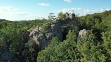 Gün doğumunda Karpat Dağları 'ndaki Dovbush Kayaları, Bubnyshche, Ukrayna, Bubnyshche' deki Dovbush Kayalıkları güneşli bir günde güzel Karpat ormanları ve dağları arasında fantastik kayalar, Ukrayna.