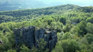 Gün doğumunda Karpat Dağları 'ndaki Dovbush Kayaları, Bubnyshche, Ukrayna, Bubnyshche' deki Dovbush Kayalıkları güneşli bir günde güzel Karpat ormanları ve dağları arasında fantastik kayalar, Ukrayna.