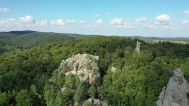 Gün doğumunda Karpat Dağları 'ndaki Dovbush Kayaları, Bubnyshche, Ukrayna, Bubnyshche' deki Dovbush Kayalıkları güneşli bir günde güzel Karpat ormanları ve dağları arasında fantastik kayalar, Ukrayna.