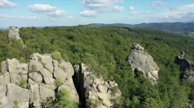 Gün doğumunda Karpat Dağları 'ndaki Dovbush Kayaları, Bubnyshche, Ukrayna, Bubnyshche' deki Dovbush Kayalıkları güneşli bir günde güzel Karpat ormanları ve dağları arasında fantastik kayalar, Ukrayna.