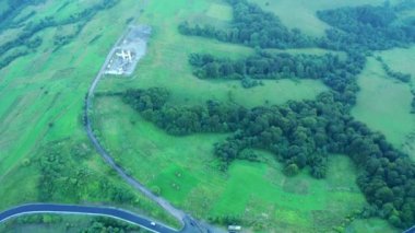 Gün batımında dağların manzarası. Karpat dağlarının panoramik manzarası yazın günbatımında güzel altın bir akşam ışığında parlıyordu..