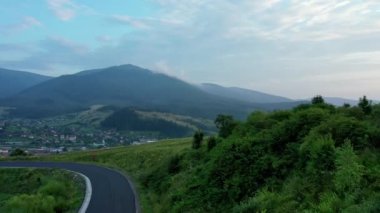 Gün batımında dağların manzarası. Karpat dağlarının panoramik manzarası yazın günbatımında güzel altın bir akşam ışığında parlıyordu..