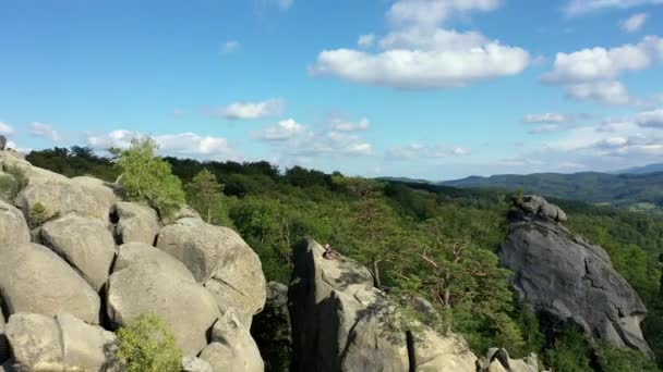 日の出にカルパチア山脈のドブッシュ岩 バブニシュチェ ウクライナ 晴れた日にブニシュチェのドブッシュ岩 美しい風景カルパチアの森や山の中で幻想的な岩 ウクライナ — ストック動画