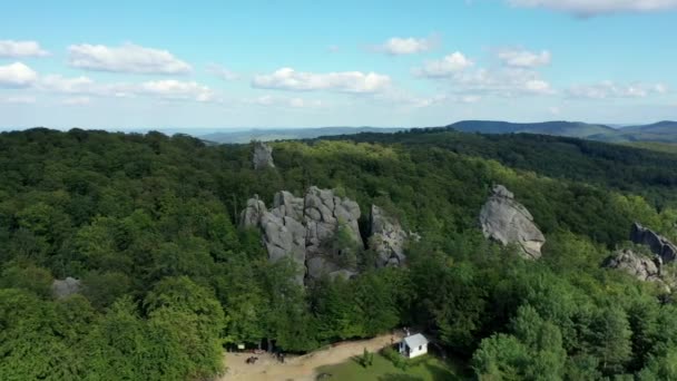 우크라이나 부브니 카르파티아 산맥의 바위들 우크라이나 바위들 날에는 브니슈에 브러시 — 비디오