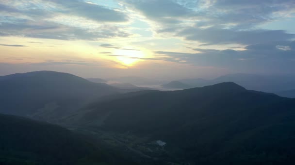 Berglandschaft Bei Sonnenuntergang Panoramablick Auf Die Berggipfel Der Karpaten Die — Stockvideo