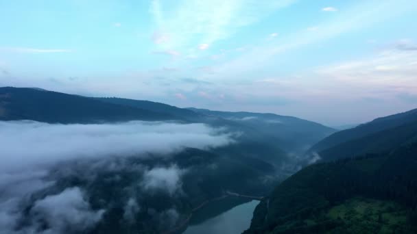 Górskie Jezioro Turkusową Wodą Zielonymi Drzewami Odbicie Wodzie Piękny Krajobraz — Wideo stockowe