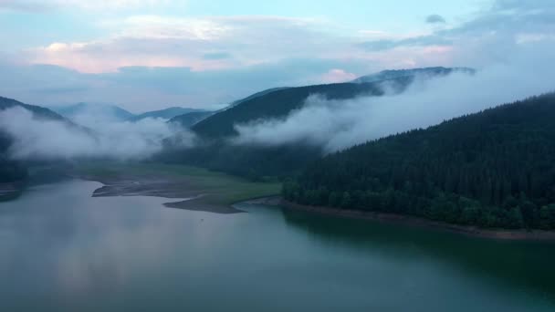Гірське Озеро Бірюзовою Водою Зеленими Деревами Відбиття Воді Прекрасний Пейзаж — стокове відео