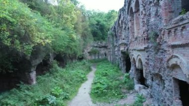 Batı Ukrayna 'daki hamamböcekleri askeri kalesi Rivne' deki İHA manzarası Fort 'un Ariel Manzarası eski kale, İHA' lar antik kale boyunca uçar., 