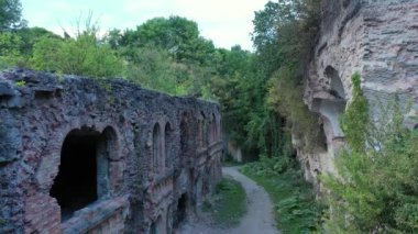 Batı Ukrayna 'daki hamamböcekleri askeri kalesi Rivne' deki İHA manzarası Fort 'un Ariel Manzarası eski kale, İHA' lar antik kale boyunca uçar., 