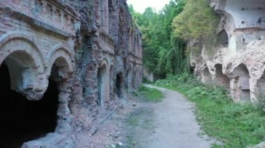 Batı Ukrayna 'daki hamamböcekleri askeri kalesi Rivne' deki İHA manzarası Fort 'un Ariel Manzarası eski kale, İHA' lar antik kale boyunca uçar., 