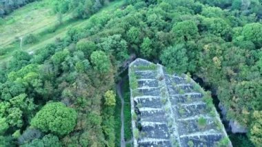 Batı Ukrayna 'daki hamamböcekleri askeri kalesi Rivne' deki İHA manzarası Fort 'un Ariel Manzarası eski kale, İHA' lar antik kale boyunca uçar., 