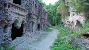 Batı Ukrayna 'daki hamamböcekleri askeri kalesi Rivne' deki İHA manzarası Fort 'un Ariel Manzarası eski kale, İHA' lar antik kale boyunca uçar., 