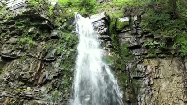 Cascade Manyavsky Falls Dans Ancien Flysch Rochers Avec Beaucoup Pierres — Video