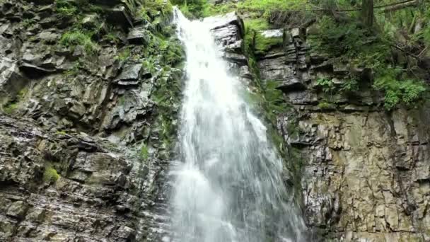 Wasserfall Manyavsky Falls Einem Uralten Flysch Felsen Mit Viel Stein — Stockvideo
