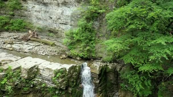 Cascade Manyavsky Falls Dans Ancien Flysch Rochers Avec Beaucoup Pierres — Video