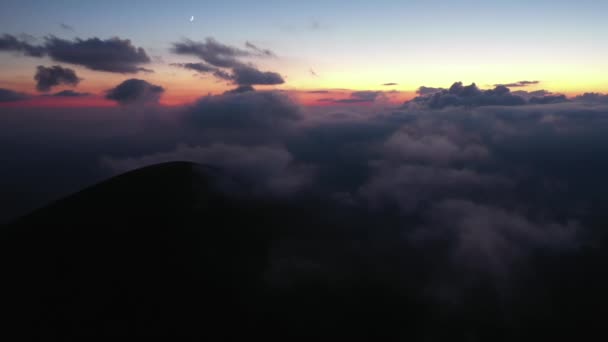 Низкий Ключевой Воздушный Вид Вечернего Полета Над Облаками Холмами Горах — стоковое видео