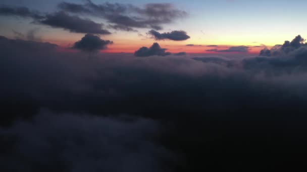 Niski Klucz Antenowy Widok Wieczorem Lotu Nad Chmurami Wzgórza Górach — Wideo stockowe