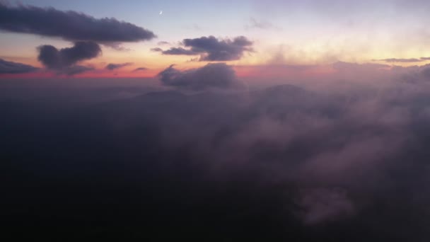 Abendflug Über Wolken Und Hügel Den Bergen Zur Blauen Stunde — Stockvideo