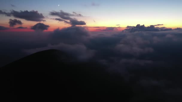 Niski Klucz Antenowy Widok Wieczorem Lotu Nad Chmurami Wzgórza Górach — Wideo stockowe