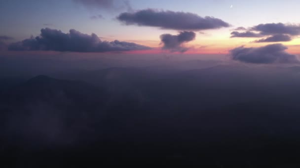 Alacsony Légi Kilátás Esti Repülés Felhők Dombok Felett Hegyekben Kék — Stock videók
