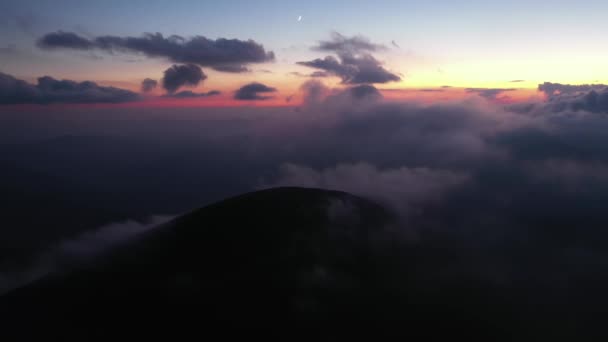 Alacsony Légi Kilátás Esti Repülés Felhők Dombok Felett Hegyekben Kék — Stock videók