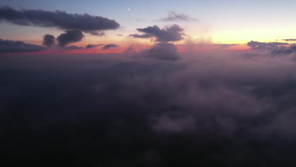 Nízké Klíčové Letecké Zobrazení Večerní Let Přes Mraky Kopce Horách — Stock video